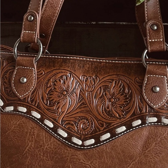 Montana West Brown Tooled Conceal and Carry Tote - Picture 2 of 2